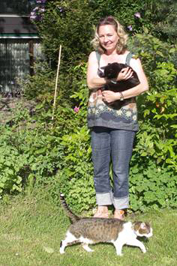 Inhaberin Cornelia Hehmann mit Katzen